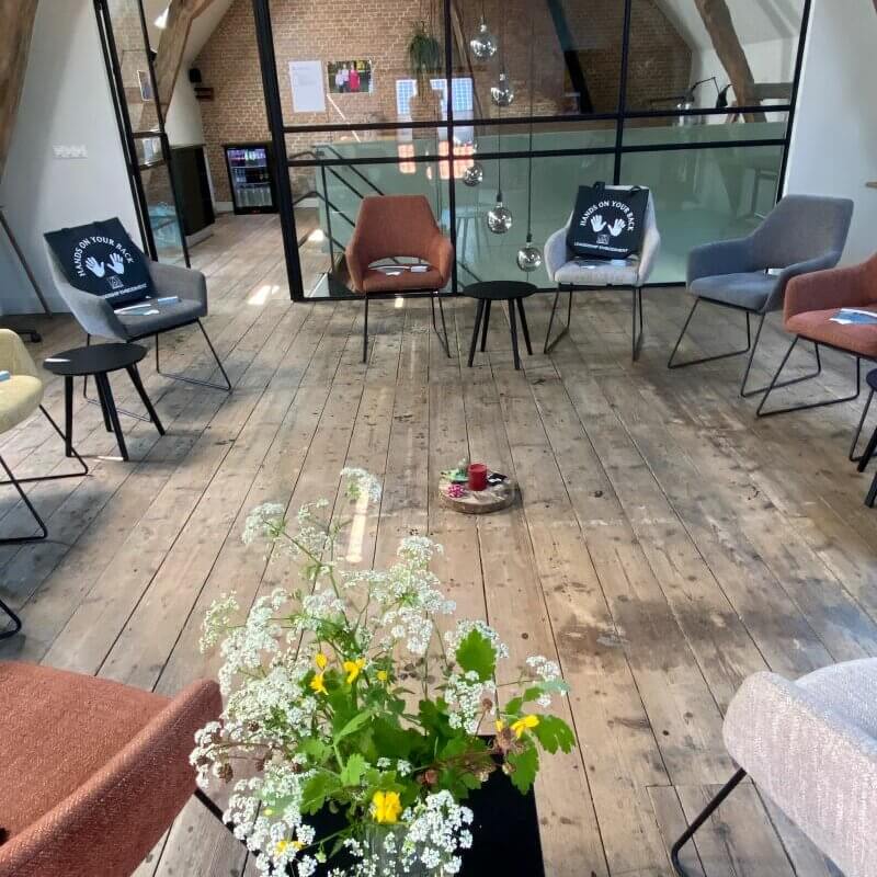 Sfeervolle ruimte voor workshops en sessies tijdens een retraite