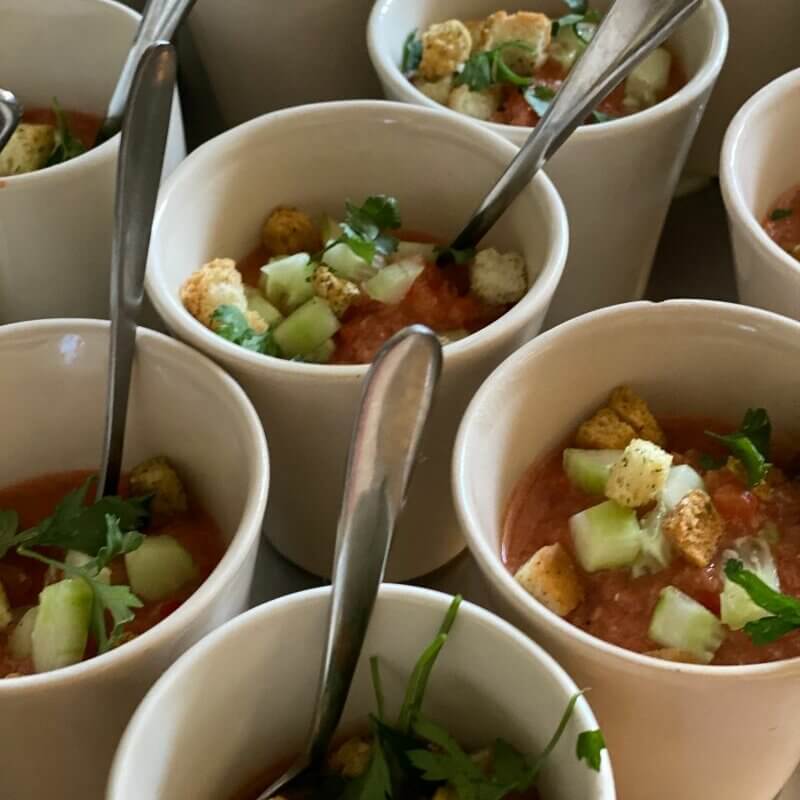 Biologische lunch geserveerd in een rustige omgeving