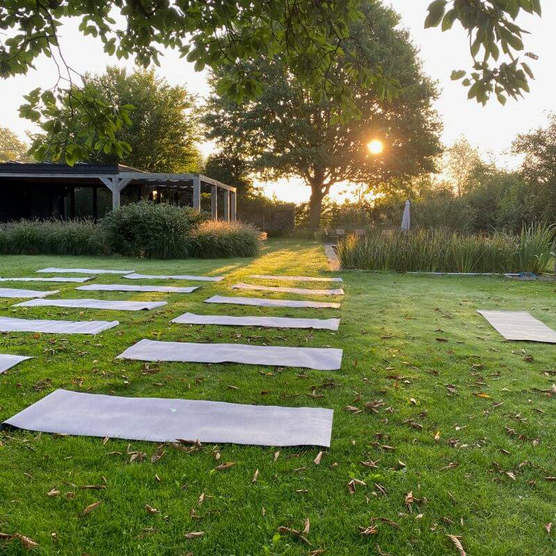 Buitenruimte in het groen geschikt voor yoga en retraites