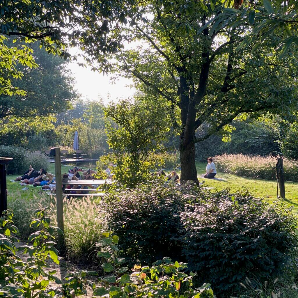 Groene tuin bij retraite locatie PLUK met ruimte voor ontspanning en reflectie