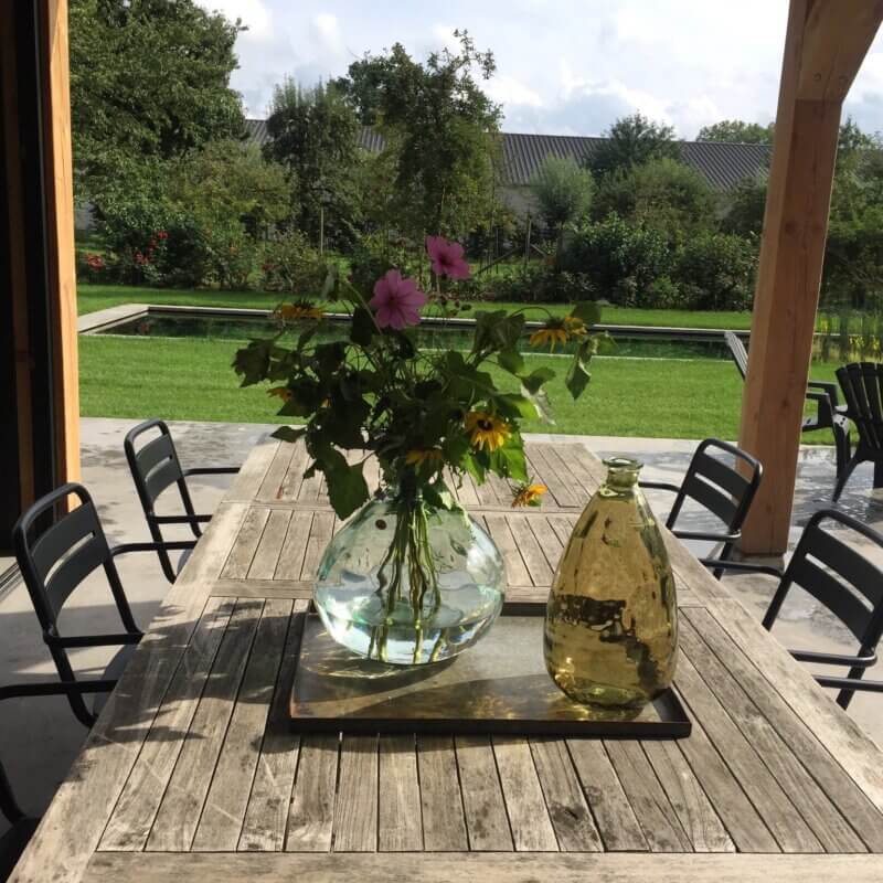 Terras bij Bloesem ruimte voor buiten vergaderen of lunch in de tuin