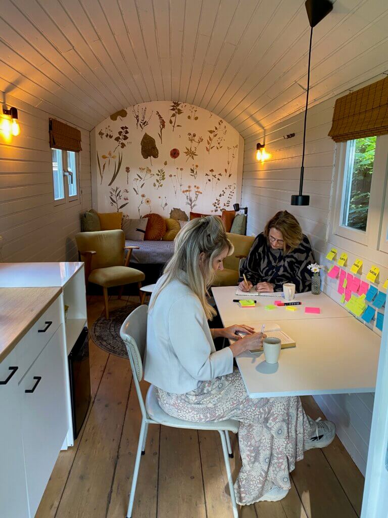Brainstorm sessie met twee personen in ruimte PIT bij PLUK